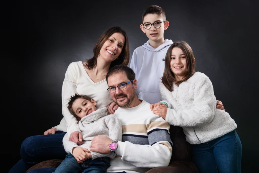 Photo d'une famille réaliser lors d'une Séance photo en famille en studio, photo prise par Quentin Viel photographe à Orléans