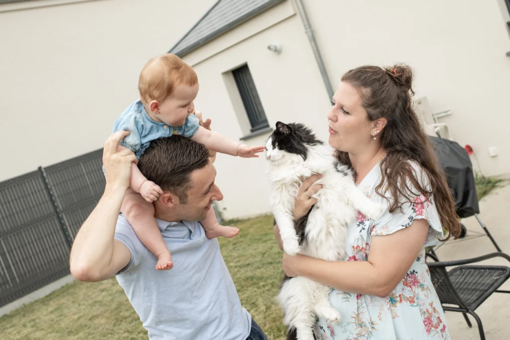 Photo de parents avec leur bébé et leur chat lors d'une Séance photo en famille, photo prise par Quentin Viel