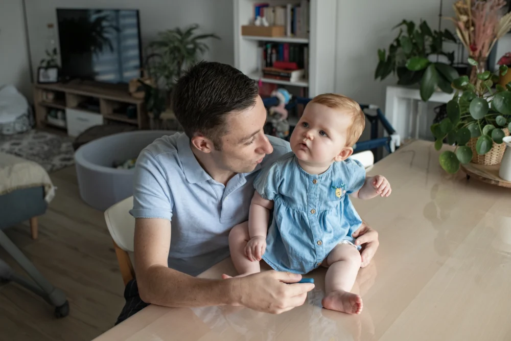 Photo d'un papa avec sa fille lors d'une Séance photo lifestyle en famille, photo prise par Quentin Viel