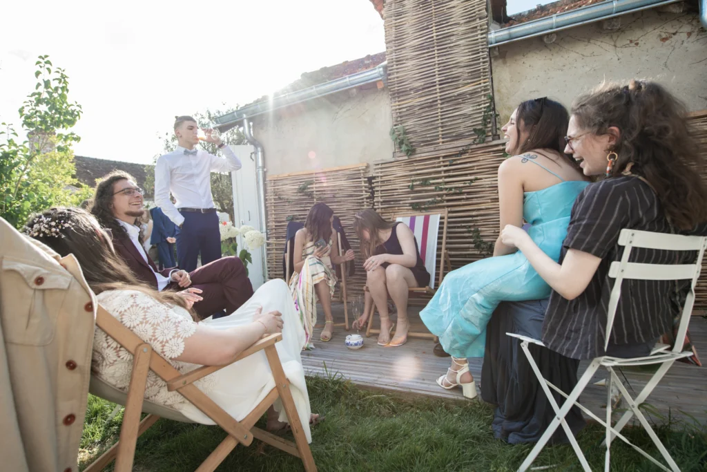 photo des invités et les mariés dans le jardin, prise par Quentin Viel