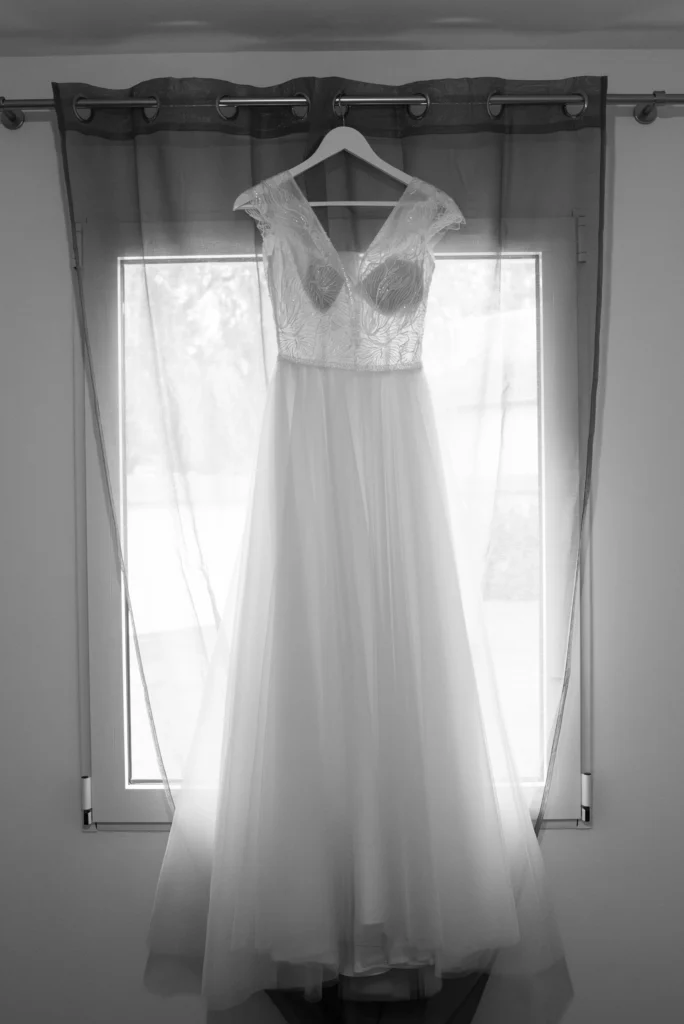 Photographie de la robe de marié pendant les préparatif, prise par le photographe Quentin Viel à Orléans.