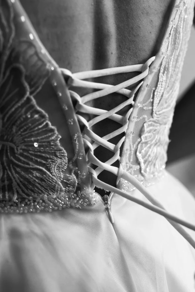 Photo du dos de la robe de mariée, prise par le photographe Quentin Viel