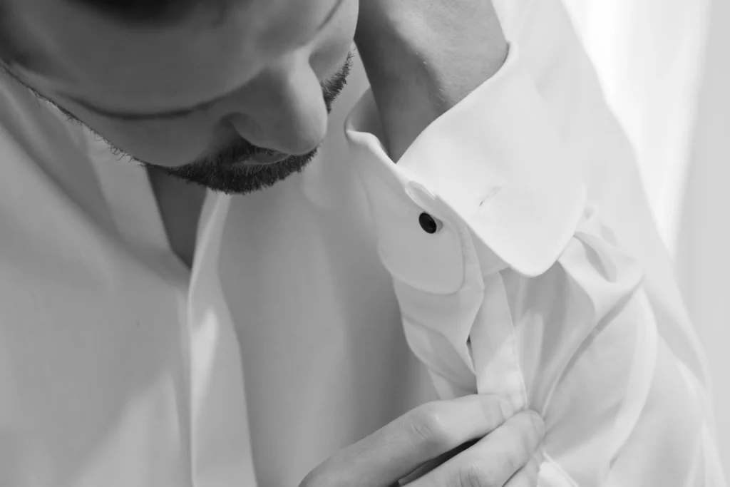 photo des préparatifs du marié, prise par le photographe Quentin Viel