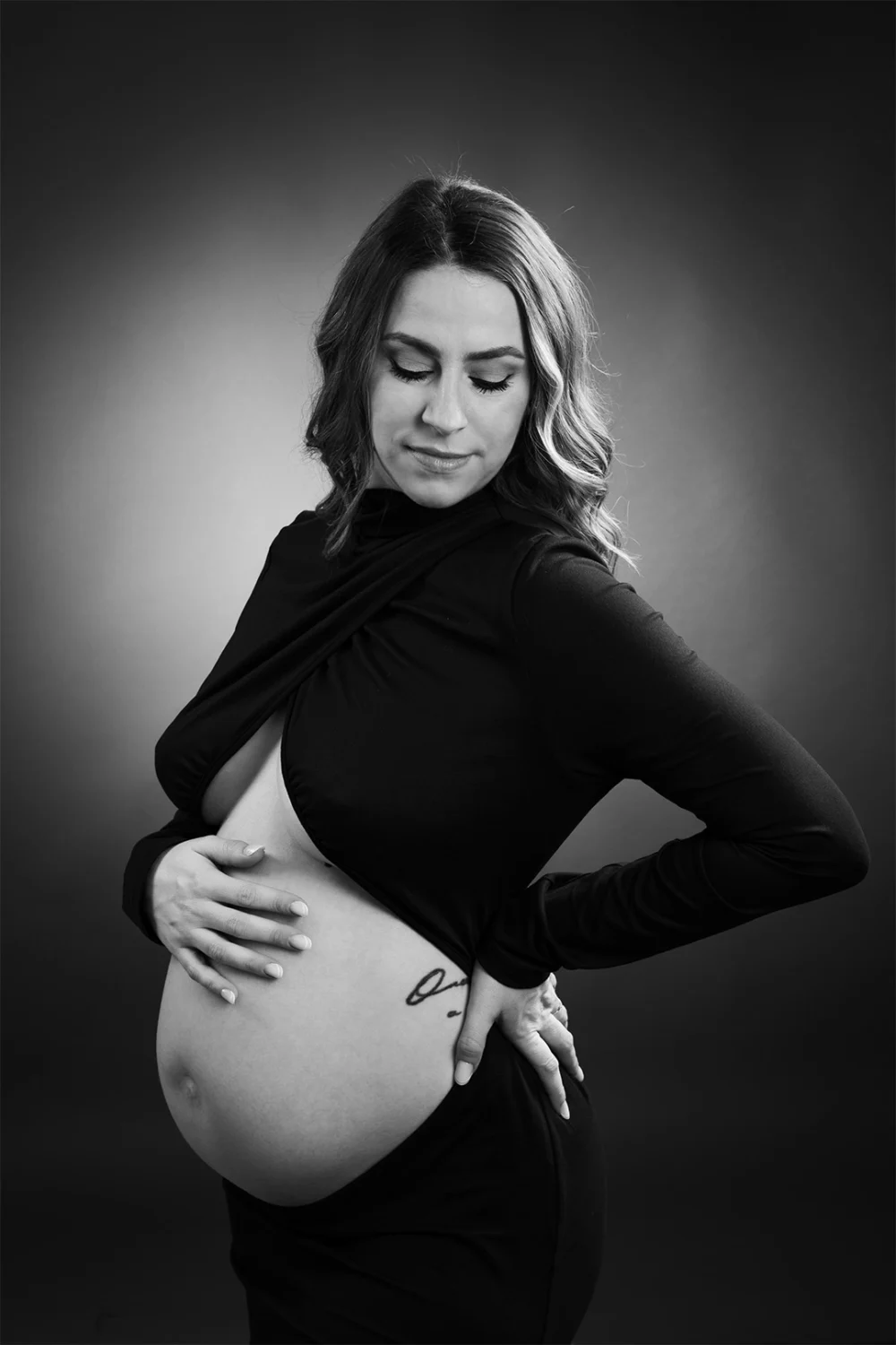 la photo d'une séance photo grossesse en studio proche Orleans avec une magnifique futur maman