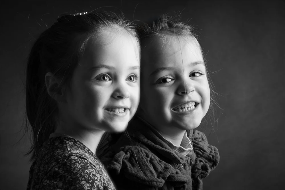 Une photo d'enfant, pleine de douceur, prise au studio proche Orléans. Un Noir et Blanc pour une photo hors du temps