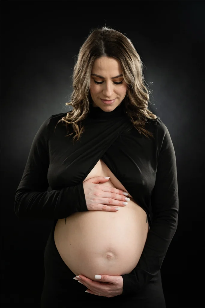 Une belle photo de face en couleur d'une séance grossesse proche orleans avec une magnifique futur maman