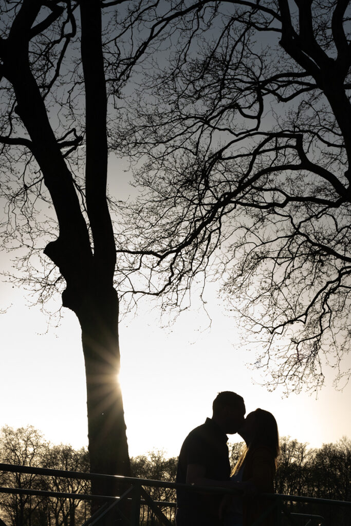 Séance photo engagement avant le mariage proche de Blois lors d'un soleil couchant